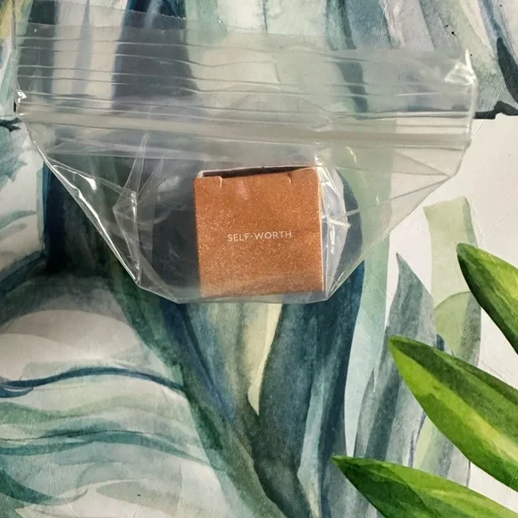 Florence by Mills Self-Reflecting Highlighter Stick - Self-Worth NWT - Picture 8 of 8